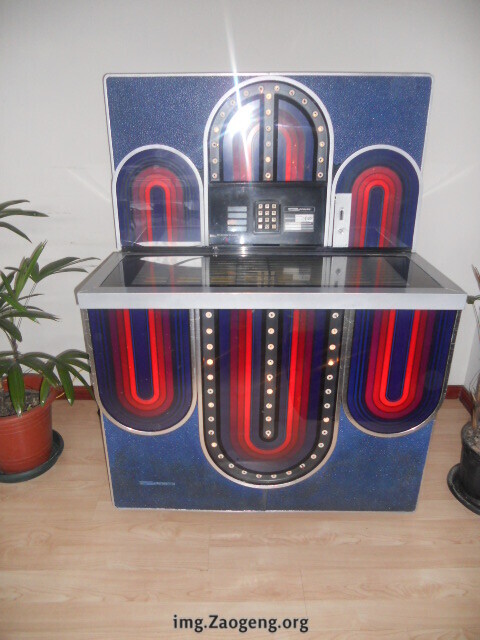 GAMIFICATION-1977-SEEBURG-JUKE-BOX-MODEL-STD4-MARDI-GRAS.jpg