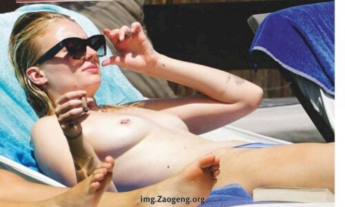 Zaogeng.org Sophie Turner topless 001